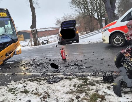 H2Y - Person in PKW eingeklemmt